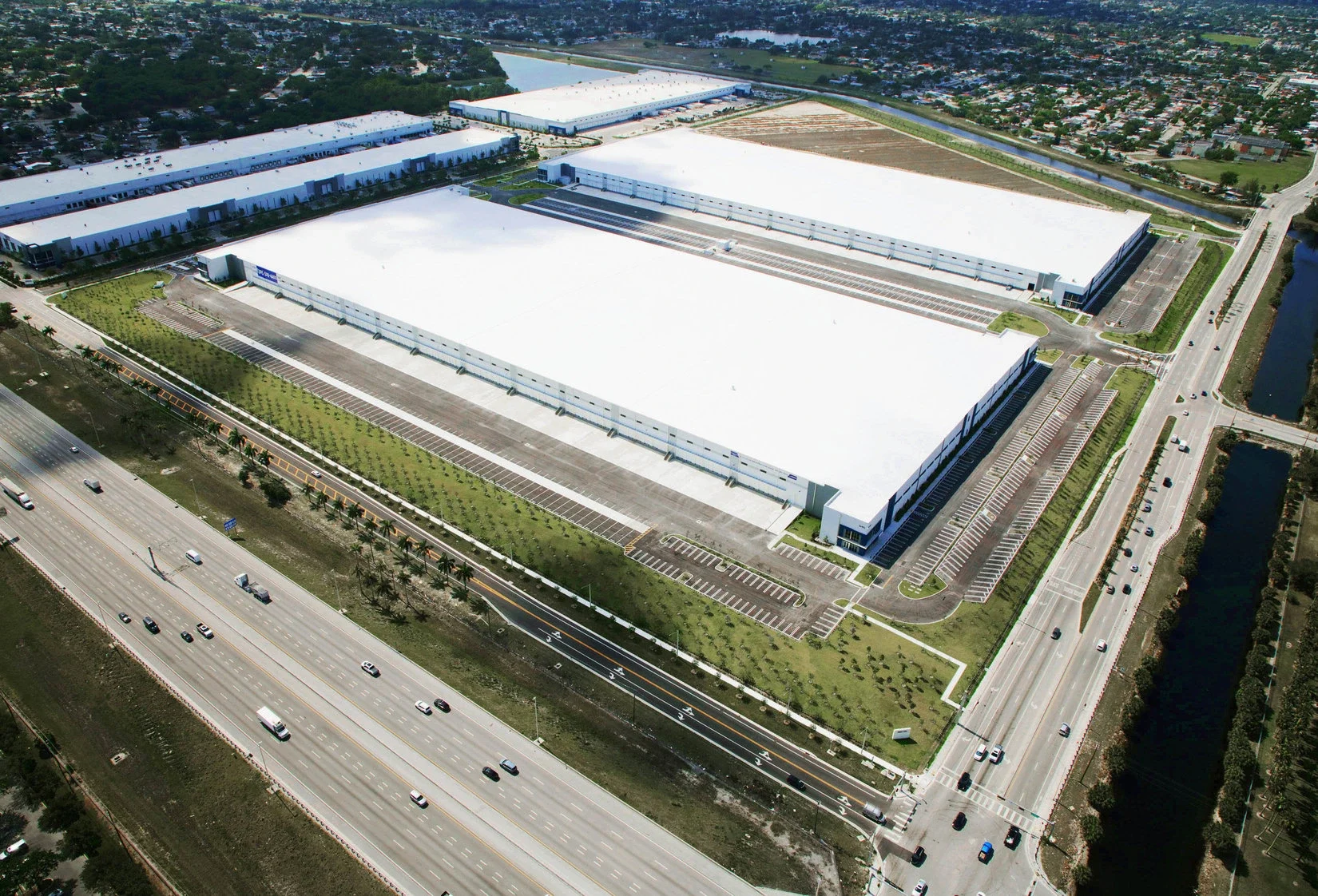 Bridge Point Commerce Center_ Industrial warehouse built by Hernandez Construction & Development in Miami Gardens_ FL