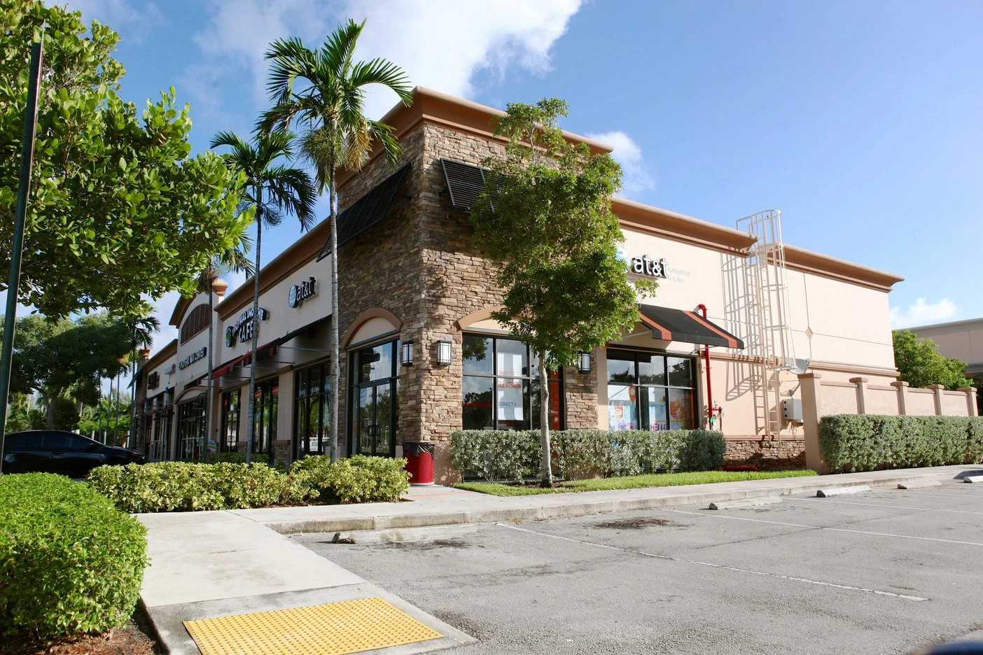 Lakeside Town Shops Outparcel Retail Building delivered by Hernandez Development & Construction in Davie FL