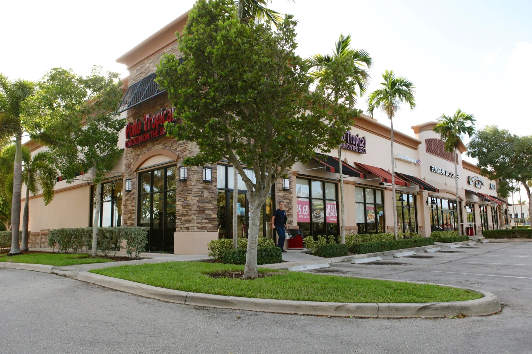 Lakeside Town Shops Outparcel Retail Building delivered by Hernandez Development & Construction in Davie FL